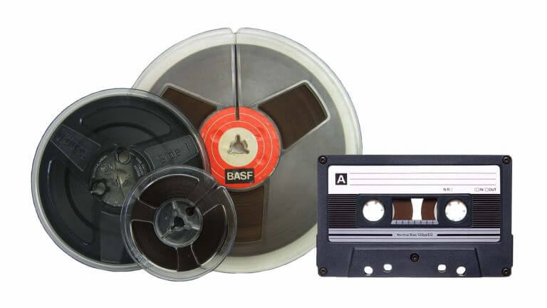 Rolo de áudio, cd, dvd, vinil. Vários formmatos para arquivo digital.